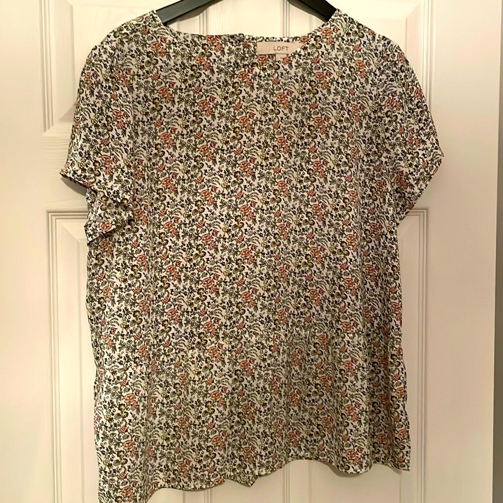 flowy loose short sleeve blouse w/diamond cut out in black, slight puff sleeve